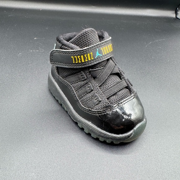 Jordan Kids Black Sneakers with Blue Highlights - Picture 6 of 10